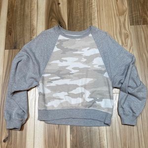 💥5 for $18💥 American Eagle gray camo short sweatshirt crew neck size Small